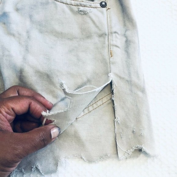 We The Free Womens Beige 5 Pocket Designe Light Wash Raw Hem Denim Shorts Sz 24 - Picture 5 of 9